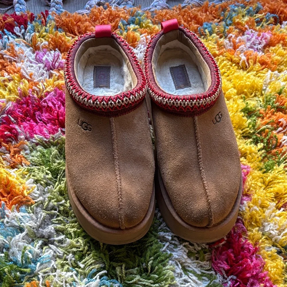UGG Tazz II Chestnut Platform Slippers with Red Accents